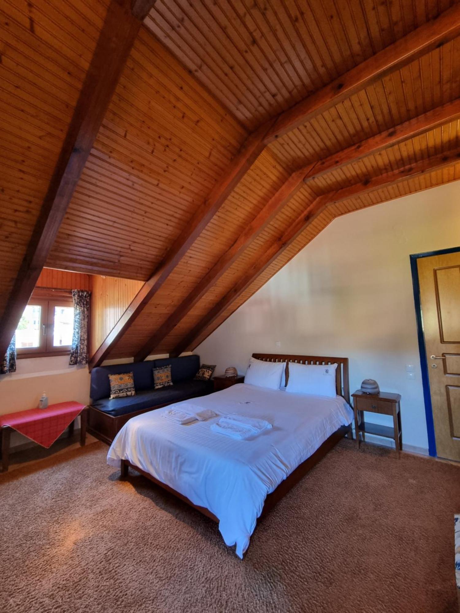 Kalavrita Krinides Apartment And Attics Δωμάτιο φωτογραφία